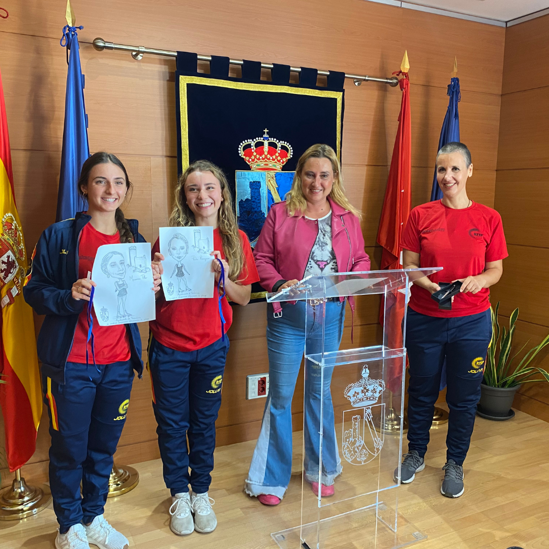 La alcaldesa de Torrelodones recibe a las ganadoras del Campeonato europeo de Patinaje Artístico