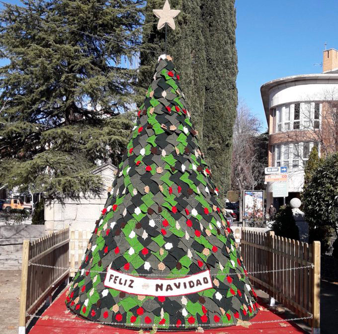 Torrelodones instala un gran árbol de Navidad hecho íntegramente de  ganchillo - Ayuntamiento de Torrelodones
