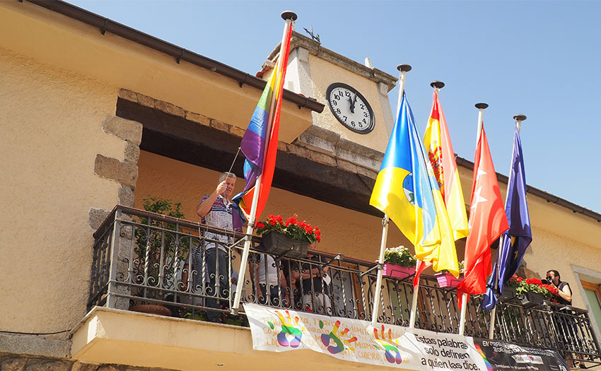 Torrelodones celebra el Día del orgullo izando la bandera multicolor