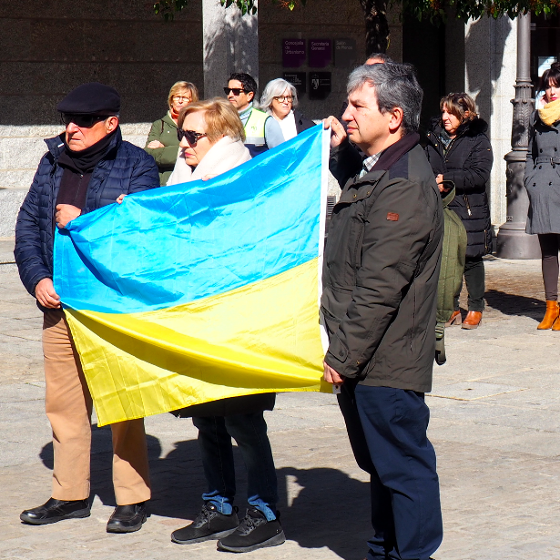 Torrelodones guarda un minuto de silencio en el primer aniversario de la invasión de Ucrania