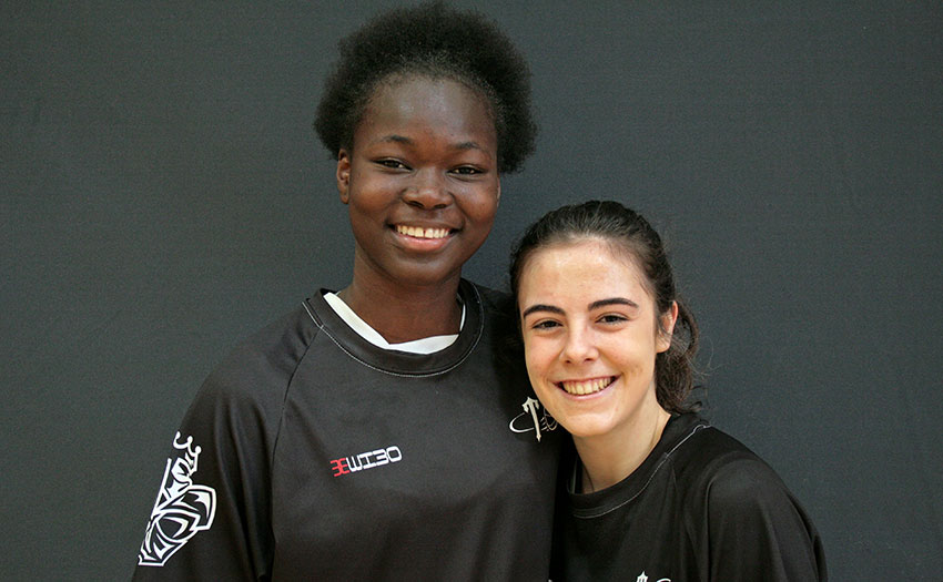 Dos jugadoras de Baloncesto Torrelodones, en el Basketball Without Borders Global Camp